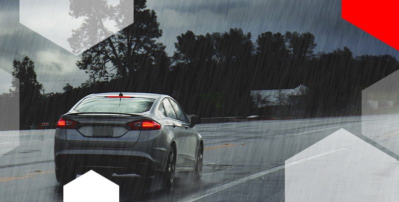 Consigli per guidare in sicurezza sotto la pioggia o un temporale